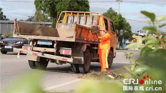 貴州玉屏：獨臂養路工的“鋪路石”人生