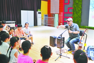 音樂人馮翔給小學生上課 孩子們現場創作“太好聽了”