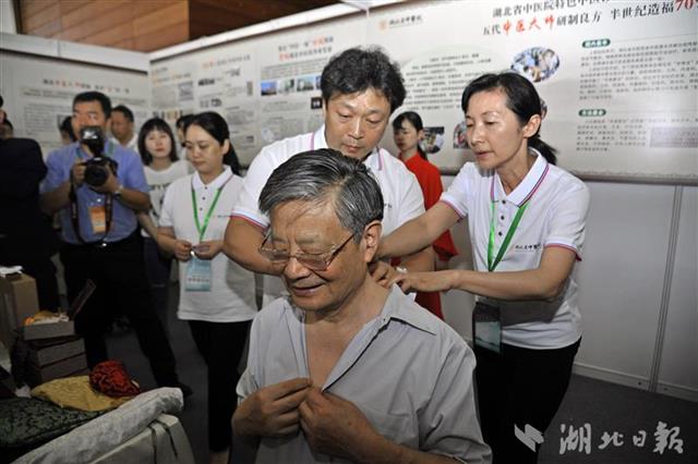 湖北"三伏貼"亮相國家博物館 國醫大師現場體驗冬病夏治