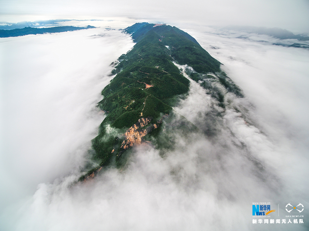 航拍瞿塘峽破曉雲海 赤甲峰如“海中小島”