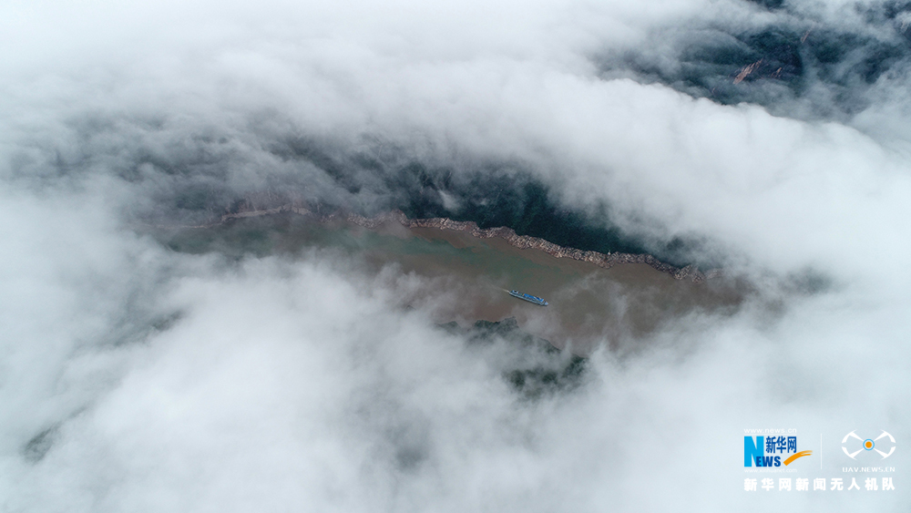 航拍瞿塘峽破曉雲海 赤甲峰如“海中小島”