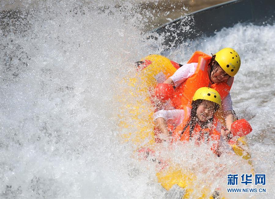 河北：高溫天 戲水漂流享清涼