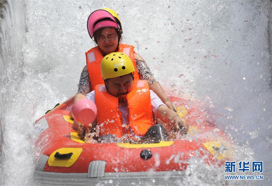 河北：高溫天 戲水漂流享清涼