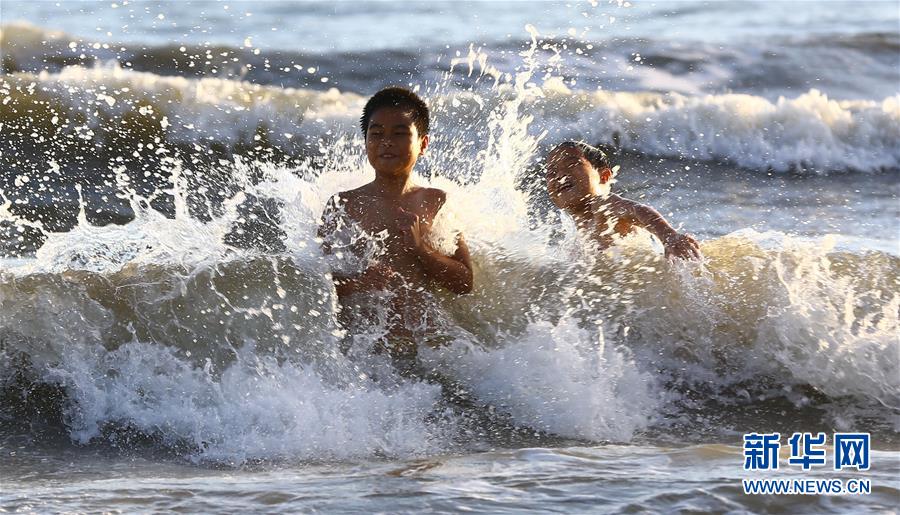 河北：高溫天 戲水漂流享清涼