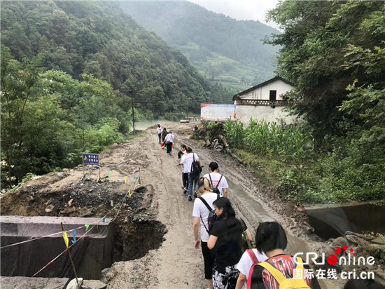 （急稿 原創 本網專欄 三吳大地南通 移動版）以愛築城：江海紅領巾志願者走進陜西漢中 （條目標題是：）江海紅領巾志願者服務隊走進陜西漢中