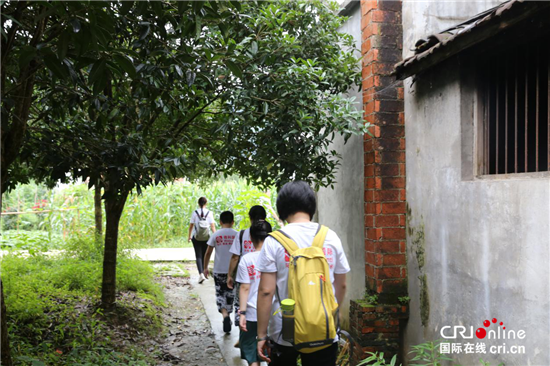 （急稿 原創 未來之星專題 益成長快訊摘要列表 三吳大地南通 移動版）結對幫扶 行走在山區裏的公益