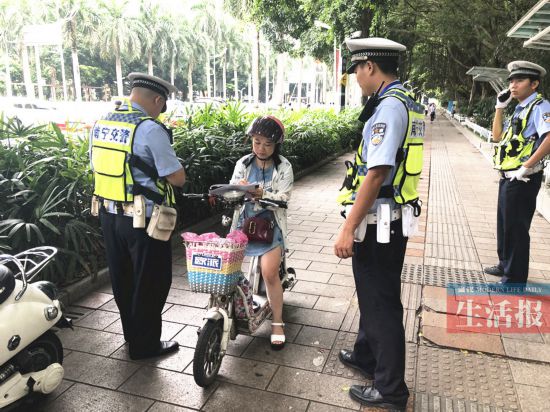 南寧交警針對性進行整治電動自行車