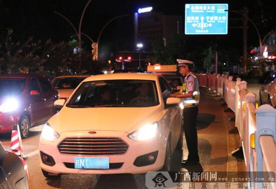 欽州交警開啟不禮讓斑馬線“夜查模式”