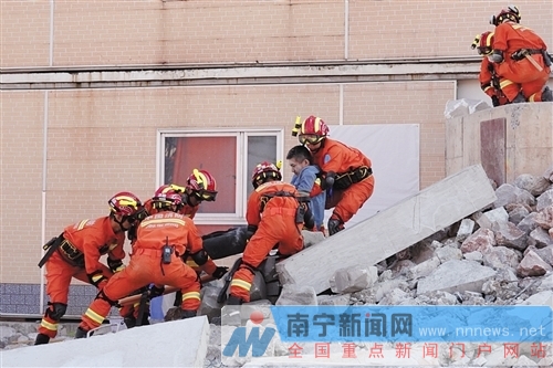 廣西消防官兵救援演練 “廢墟”搜救獲讚