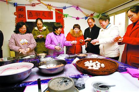 【聚焦上海】賞燈猜謎吃元宵 上海市民感受元宵年味