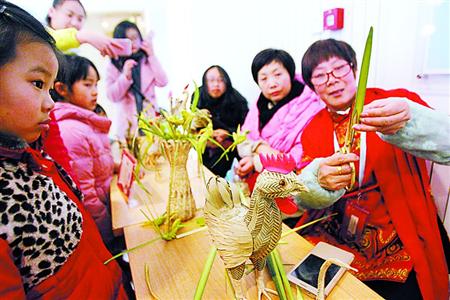 【聚焦上海】賞燈猜謎吃元宵 上海市民感受元宵年味