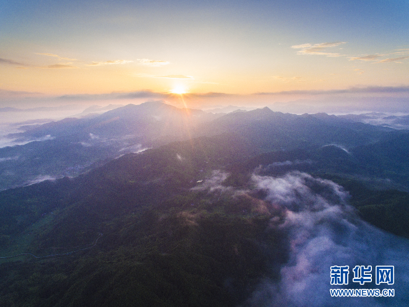 安徽：雲霧結長空 障霞隱半紅