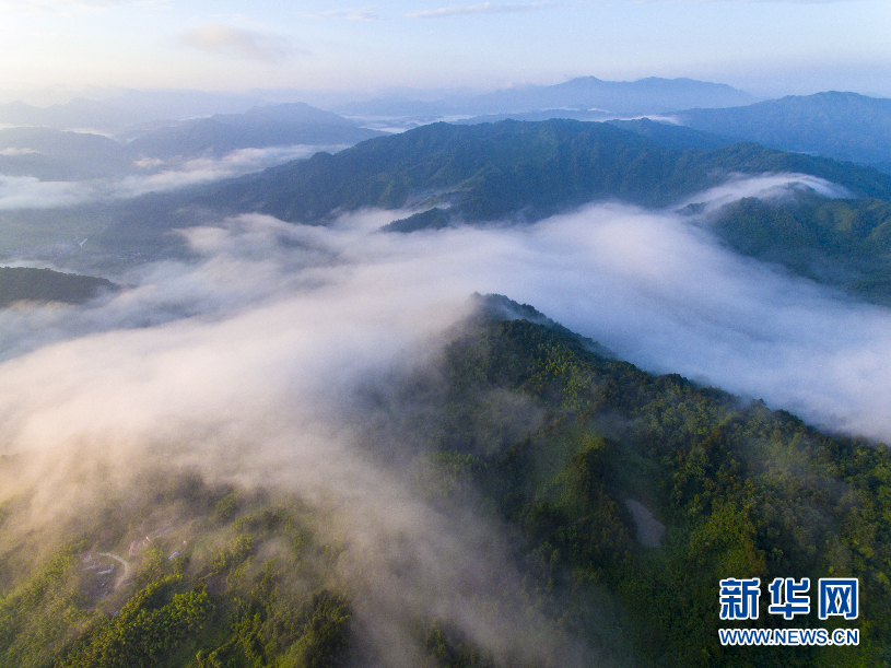 安徽：雲霧結長空 障霞隱半紅