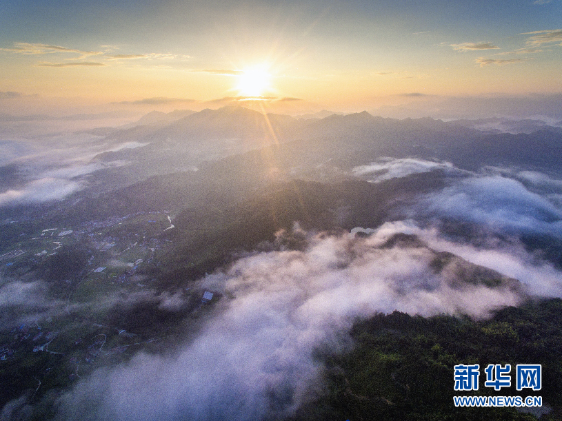 安徽：雲霧結長空 障霞隱半紅