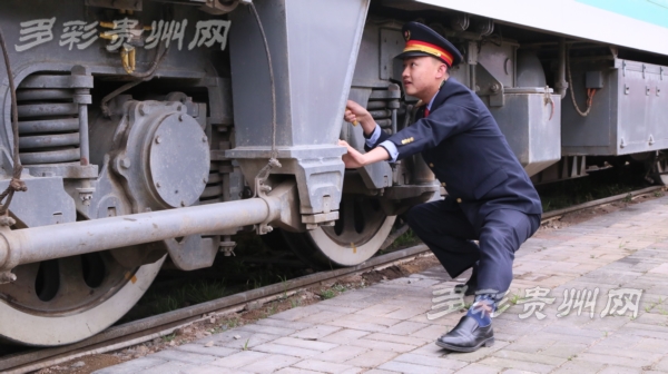 【網絡媒體走轉改】火車司機連續三年春節堅守崗位 父母千里迢迢陪兒過年