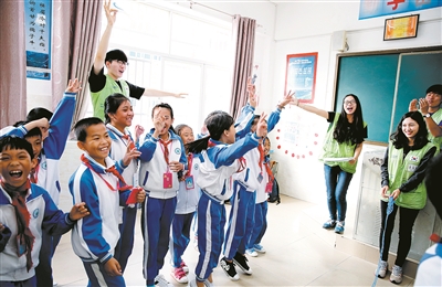 【教育醫衛】中韓兩國大學生走進三亞校園宣傳環保知識