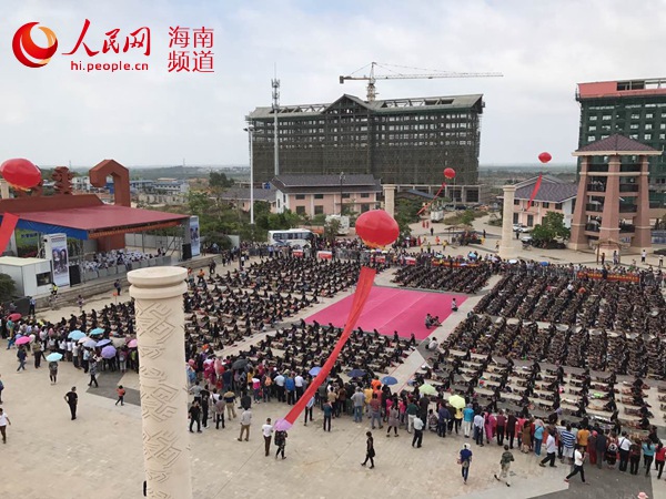 末尾有圖【瓊島先鋒】【即時快訊】海南東方市千人同織黎錦 獲吉尼斯世界記錄