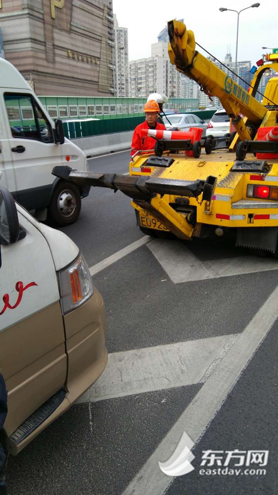 【熱點】高架交警嚴查客車載貨違法行為