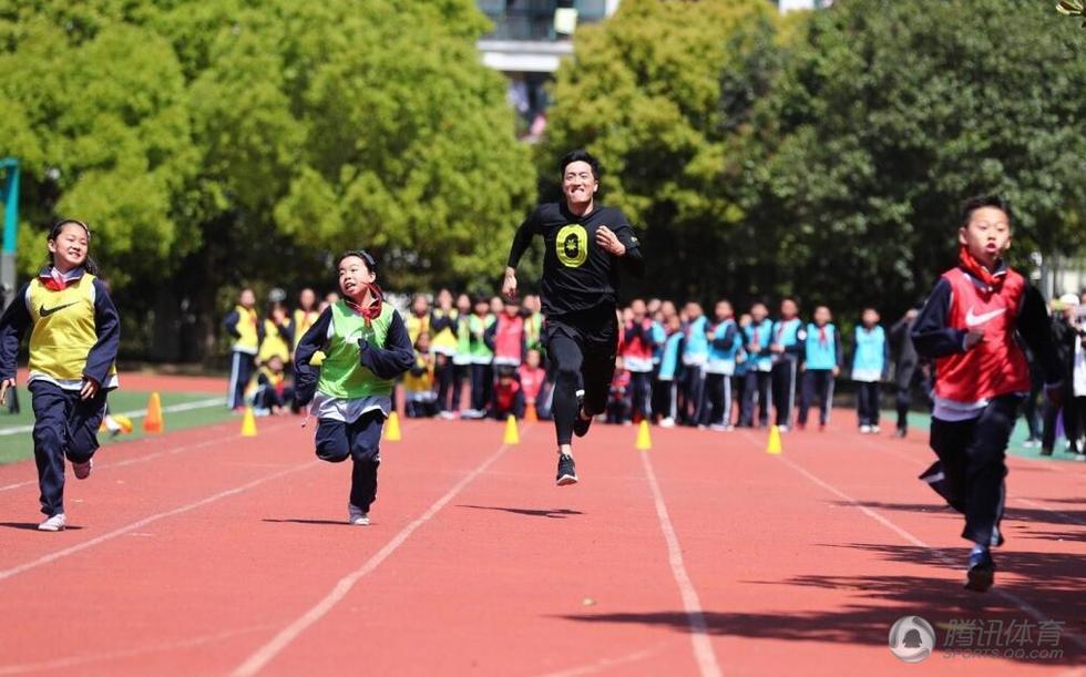 組圖：劉翔再現飛人神采 與小學生賽道PK