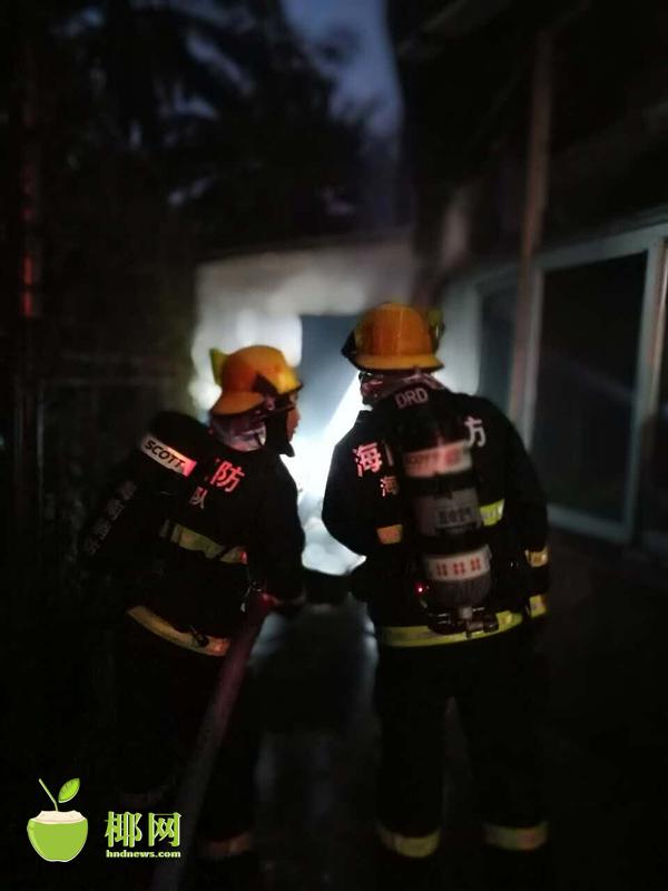 【瓊島動態】【即時快訊】海口海甸島一餐飲店淩晨起火 無人員被困