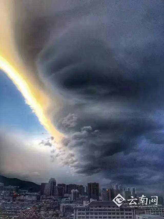 壯觀！雲南大理現罕見“飛碟雲”