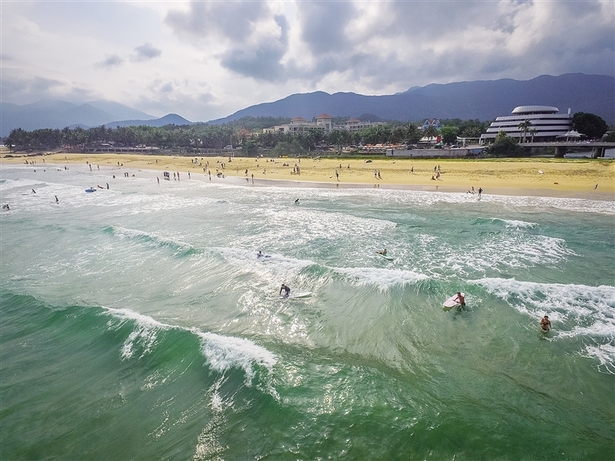 【市縣】【即時快訊】萬寧日月灣：海上沖浪