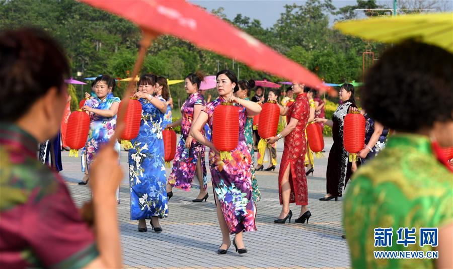 山西永濟：鸛雀樓前旗袍秀