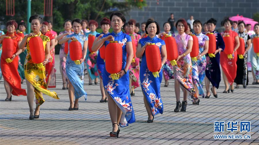 山西永濟：鸛雀樓前旗袍秀