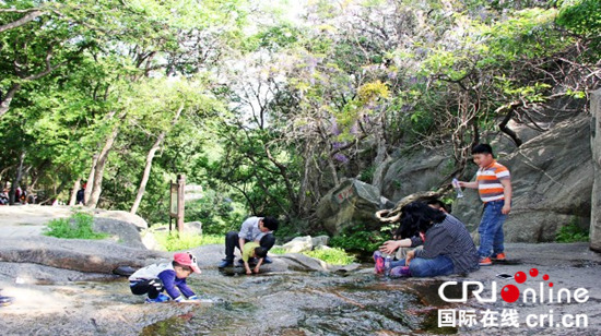 曲阜石門山花木芬芳香飄 景色靚麗吸引眾多遊客