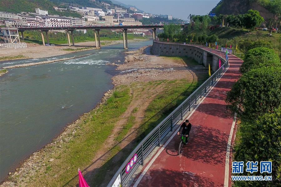 飛閱貴州“最美旅遊公路”