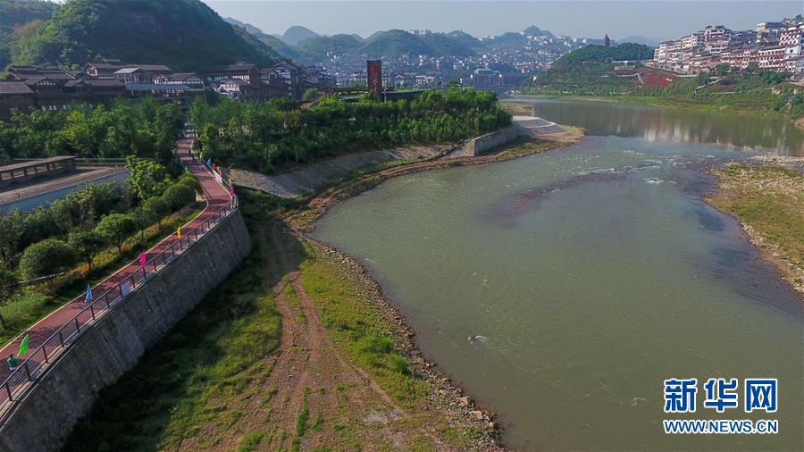 飛閱貴州“最美旅遊公路”