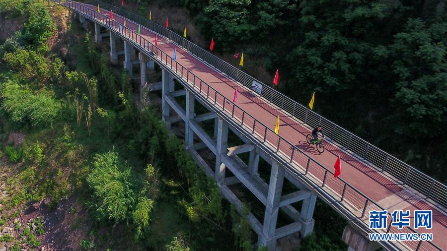 飛閱貴州“最美旅遊公路”