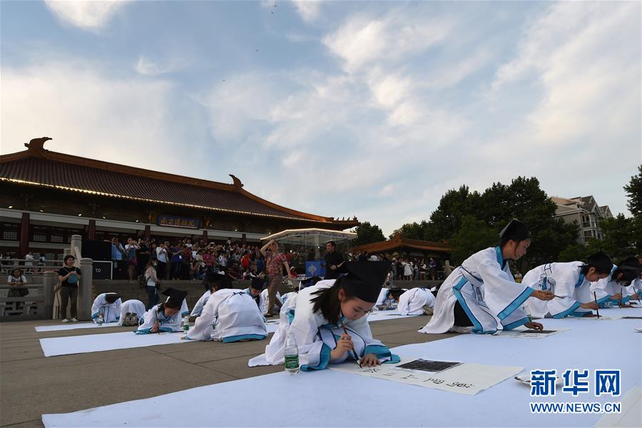 南京博物院夜遊活動迎來眾多市民