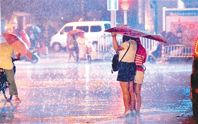 【輪播圖】昨晚鄭州風大雨大 隴海立交因積水一度封閉