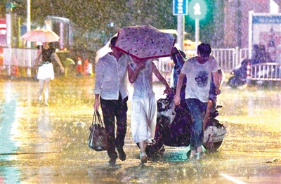 【輪播圖】昨晚鄭州風大雨大 隴海立交因積水一度封閉