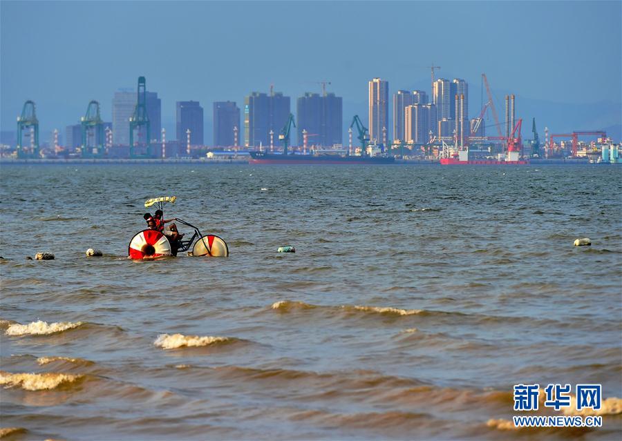 廈門：踏浪戲水