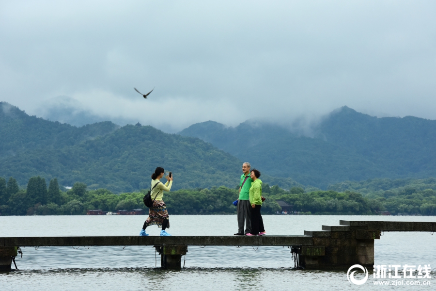 杭州：煙雨西湖 雨霧飄渺