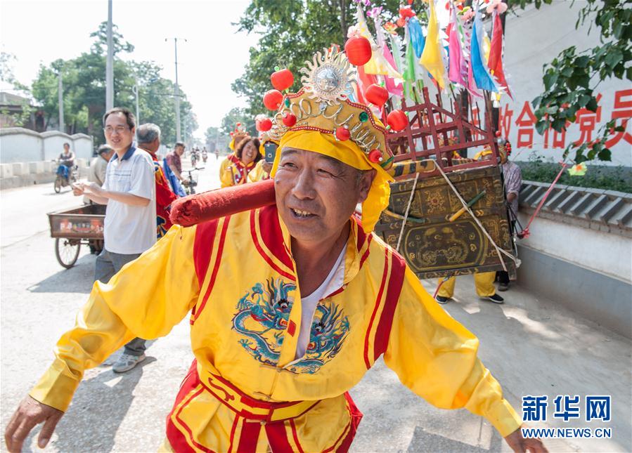 石家莊：傳承非遺“抬花杠