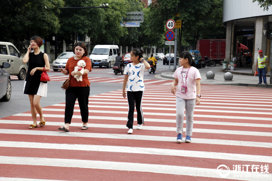 桐廬：彩色斑馬線亮相街頭