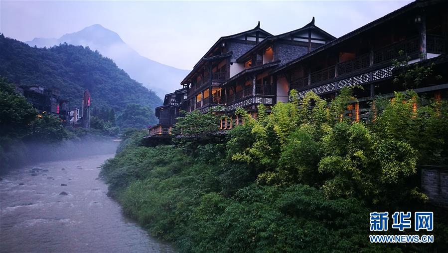 煙雨金佛山