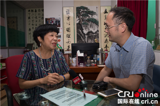 圖片默認標題_fororder_東莞市橫瀝鎮隔坑社區服務中心總幹事譚翠蓮（左）接受中國國際廣播電臺廣州站記者朱子榮採訪。攝影：沈湜_副本_副本