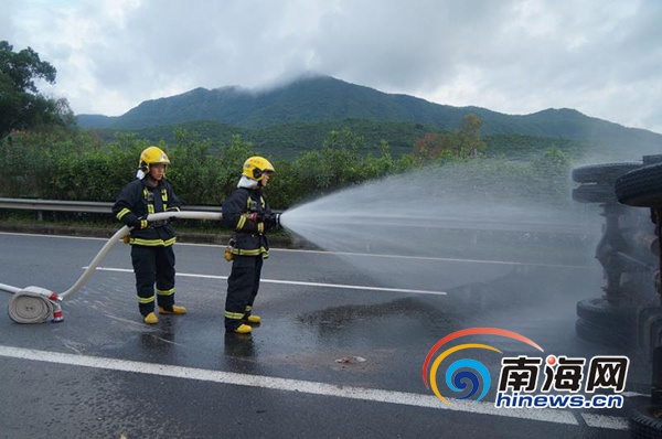 末尾有圖【交通圖文列表】【即時快訊】司機高速公路躲避車致貨車側翻