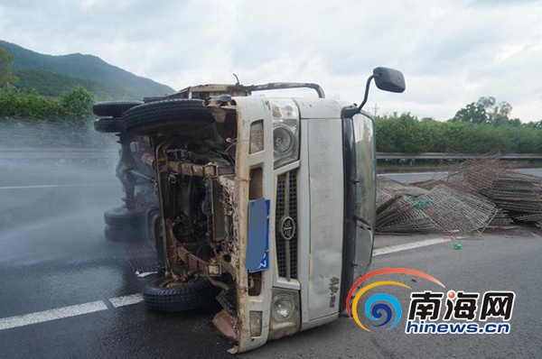 末尾有圖【交通圖文列表】【即時快訊】司機高速公路躲避車致貨車側翻