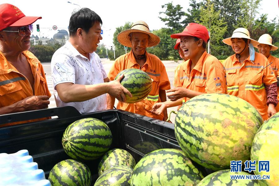 河北唐山：“入伏”送清涼 關愛環衛工