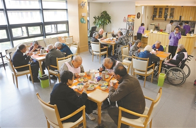 （健康圖文）江蘇上半年新增多個助餐點 養老服務更精準化