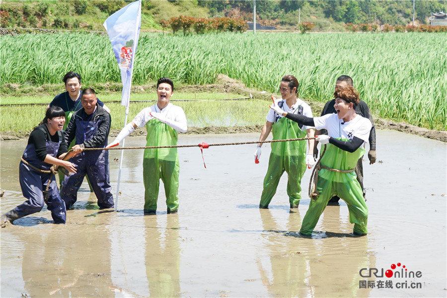 好運旅行團_fororder_6、大左挑選女村民作為對手，雙方實力懸殊，大左輕鬆贏得比賽。.JPG