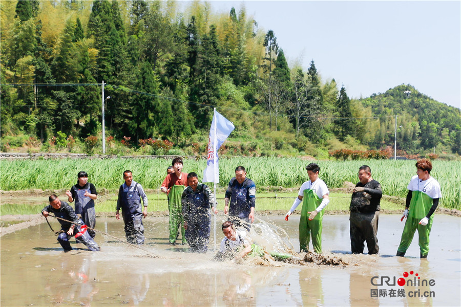 好運旅行團_fororder_4、鄭嘉穎拔河比賽同樣被秒殺，瞬間倒地。.JPG