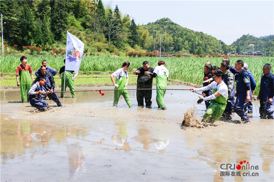 好運旅行團_fororder_8、田亮展現冠軍實力，贏得比賽後笑問村民“飛起來了嗎”。.JPG