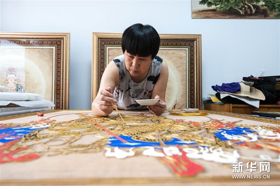 金絲彩釉：用金絲與礦砂作畫