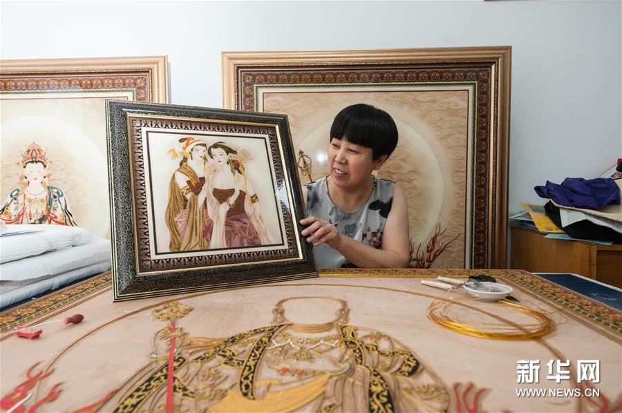 金絲彩釉：用金絲與礦砂作畫